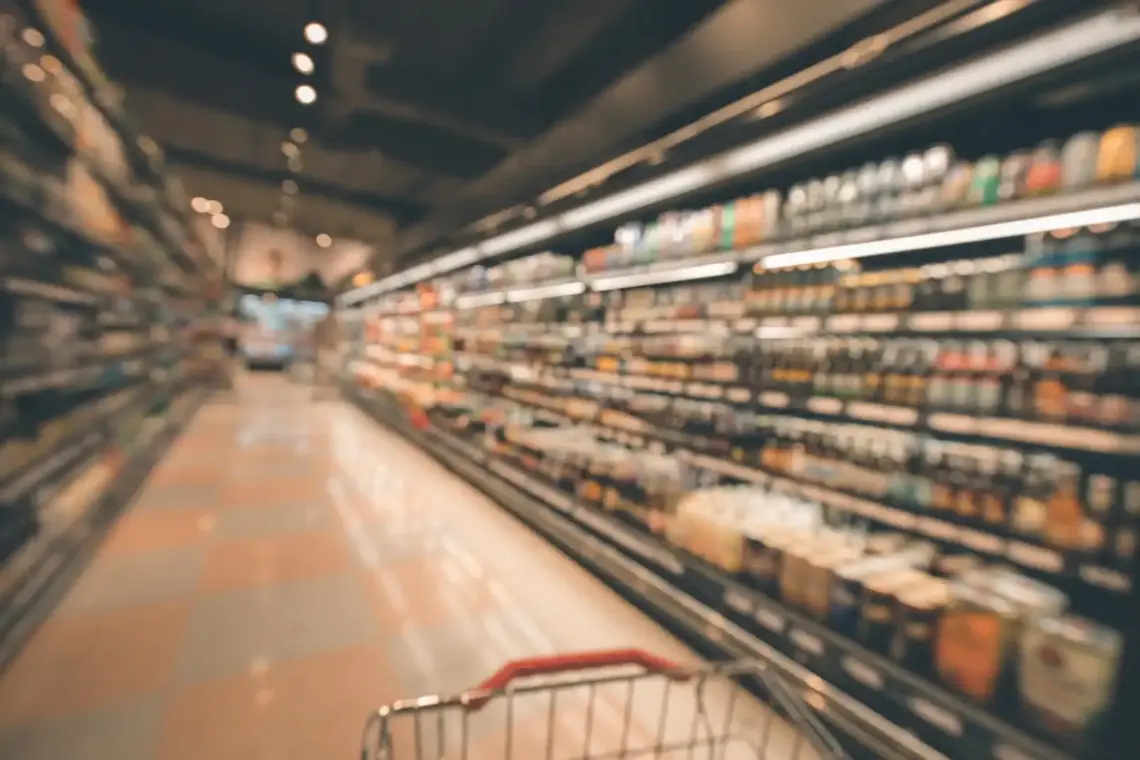 ayon bière en grande surface, dizaines de références alignées en linéaire, pour illustrer la densité concurrentielle