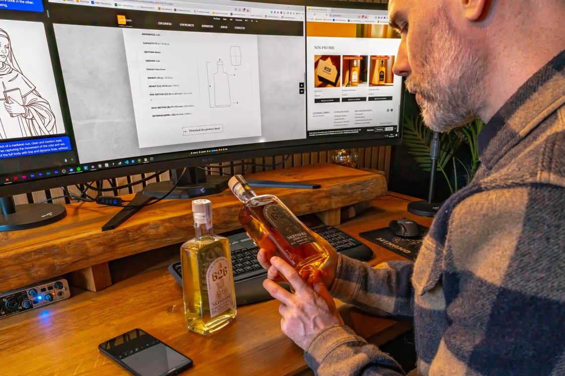 Ludovic, en train de travailler sur le projet whisky Moonshine 626, au Studio Blackthorns