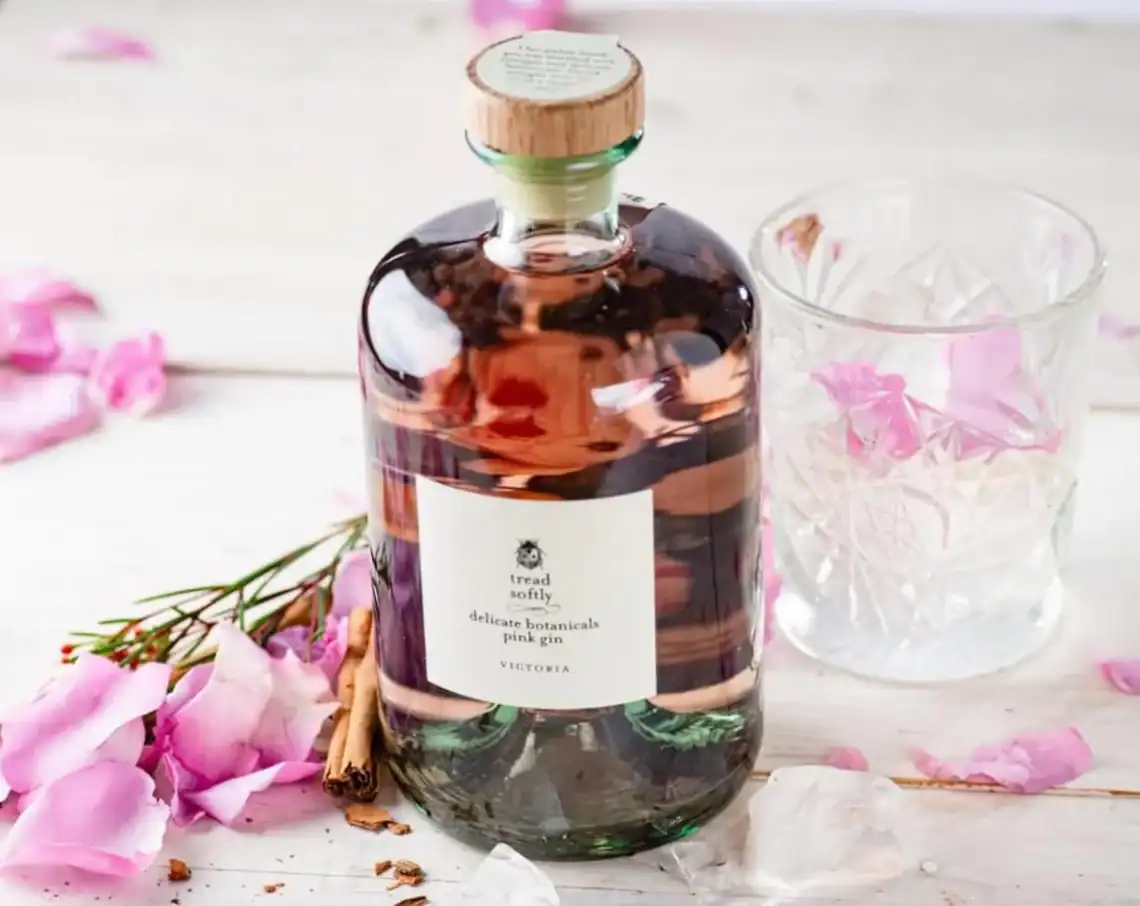 Etiquette créative sur bouteille de gin